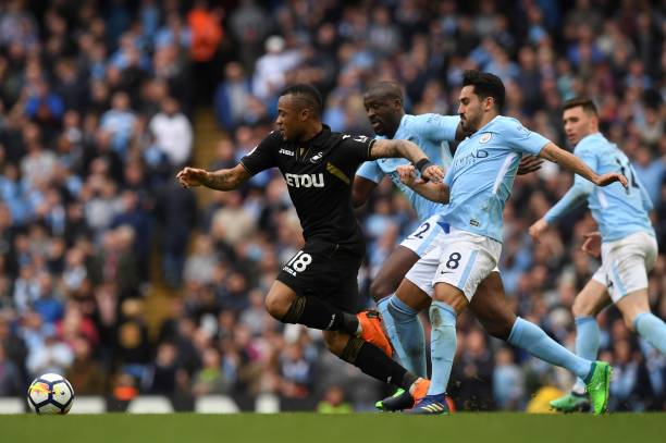 王钰栋在右 王钰栋在右